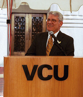 에르메스 콘토스, M.D.