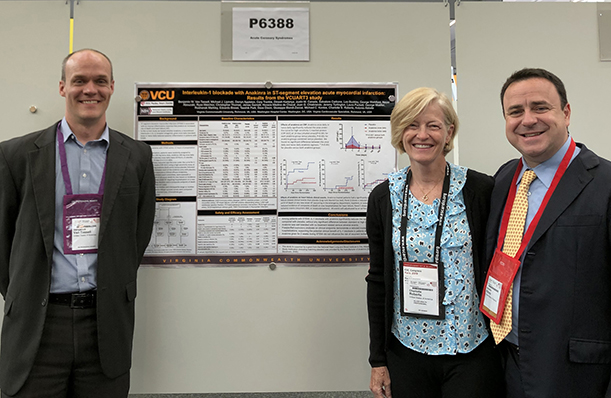 왼쪽부터: Benjamin Van Tassell 박사, Charlotte Roberts 및 Antonio Abbate 박사