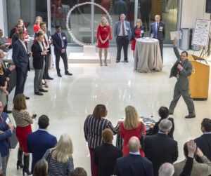 박사. Greg Hundley가 심장 연구 리셉션 혁신에서 참석자들에게 연설하고 있습니다.