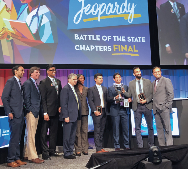 오른쪽에서 왼쪽으로: Drs. 지난 3월 American College of Cardiology의 제68회 연례 과학 세션에서 National Fellows-in-Training Jeopardy 대회에서 우승한 Guru Kowgli, Sampath Gunda(트로피를 들고 있는) 및 Pranav Mankad.